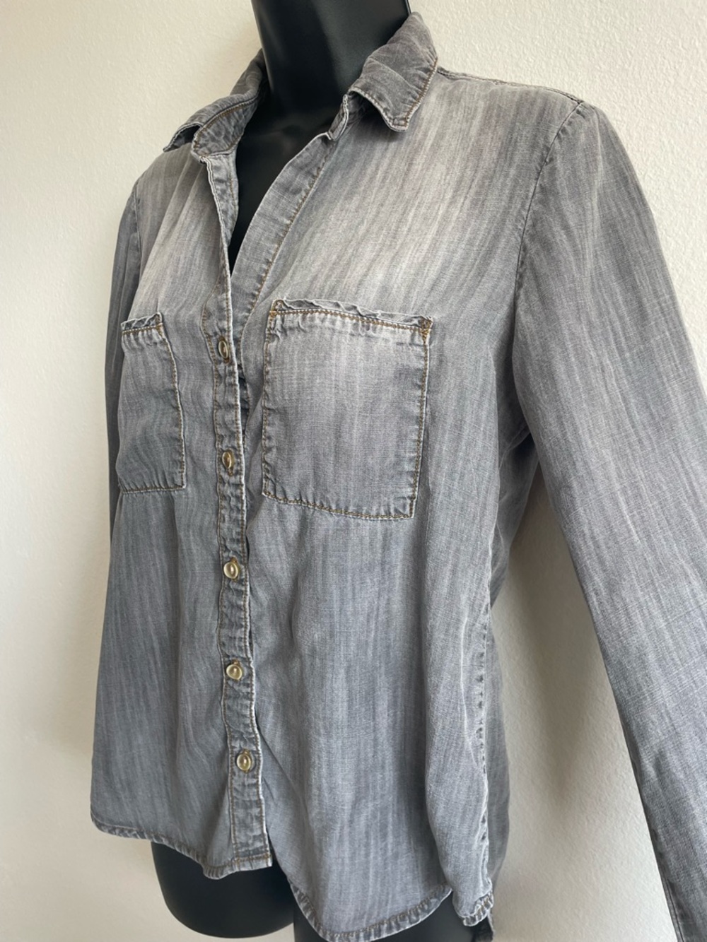 Cloth & Stone Anthropologie Button Down Shirt Gray Chambray Lightweight XS - Picture 4 of 12
